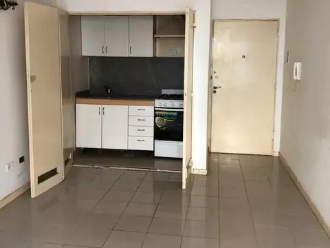 Luminoso monoambiente en alquiler. Muy buena ubicación.