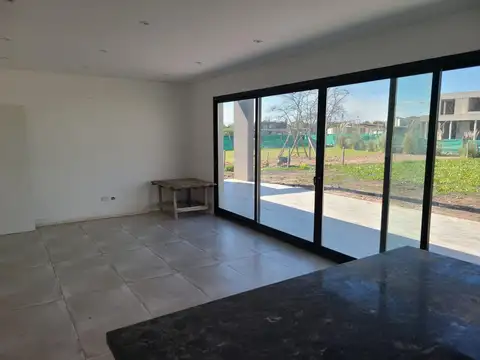 Venta Casa a Estrenar en Medal Country Club Pilar