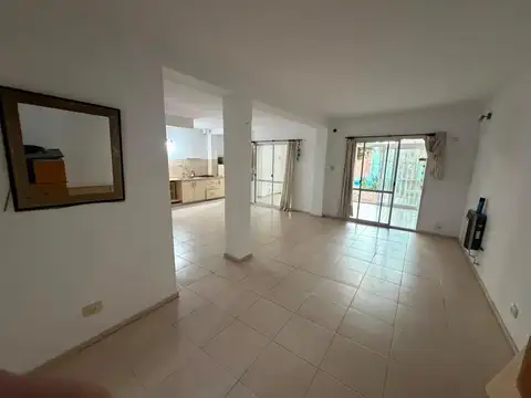 Casa en alquiler barrio jardín Espinoza con pileta