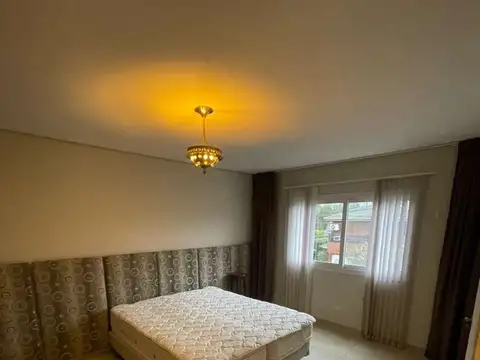 Casa en Alquiler con 2 cocheras