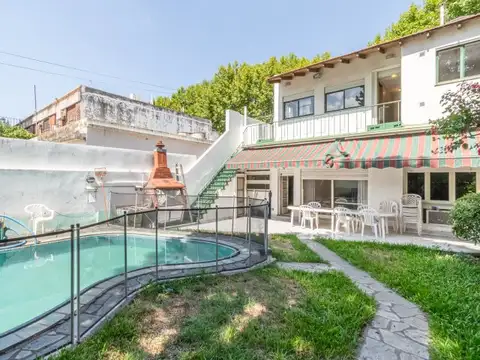 Venta Casa de 6 amb con Jardín, Pileta y Cochera cub.