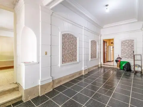 Venta Casa de 6 amb con Jardín, Pileta y Cochera cub.