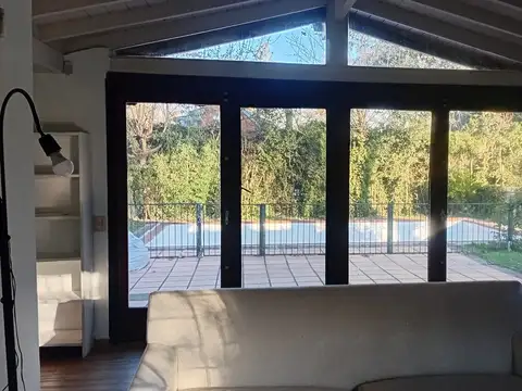 Casa simple y funcional en una planta con jardín y pileta en, en excelente ubicación dentro de CUBA Villa de Mayo.