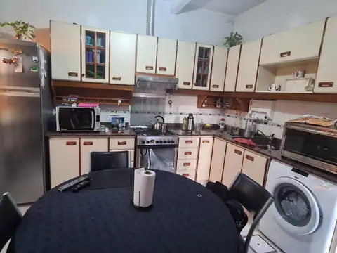 EN VENTA EN EL PALOMAR; CASA CON TALLER Y GALPON; CASA DE 3 AMBIENTES AL FONDO - FICHA 8717