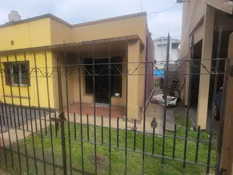 CASA 3 AMBIENTES CALLE ITALIA ADROGUE C/ FONDO