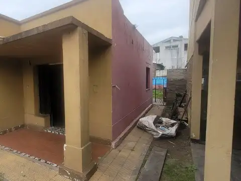 CASA 3 AMBIENTES CALLE ITALIA ADROGUE C/ FONDO