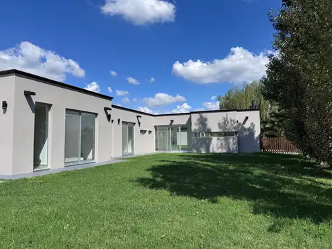 Casa en venta en San Sebastián | 4 ambientes, Pileta, Jardín y Muy luminosa