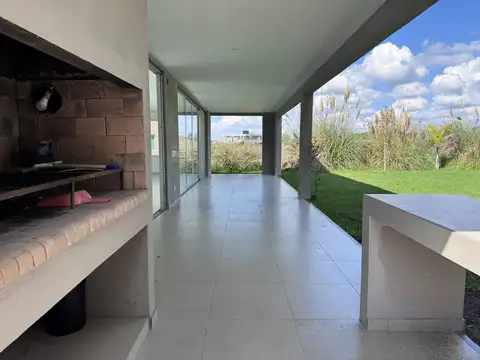 Casa en venta en San Sebastián | 4 ambientes, Pileta, Jardín y Muy luminosa