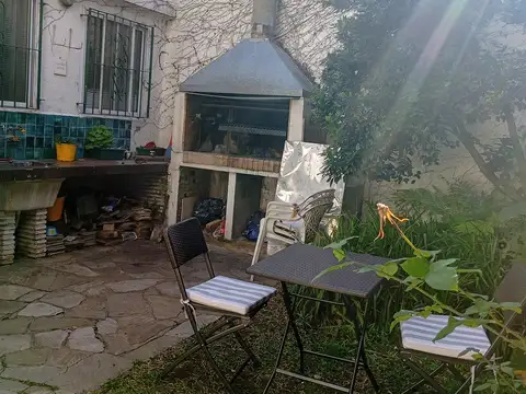 Casa con jardin, cochera y baulera en una sola planta