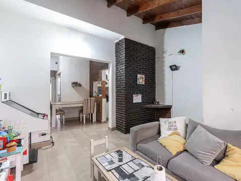 PH EN PLANTA BAJA, TRES AMBIENTES, PATIO, JARDIN,QUINCHO, COCHERA, MUY BUEN ESTADO.