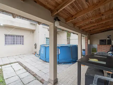 PH EN PLANTA BAJA, TRES AMBIENTES, PATIO, JARDIN,QUINCHO, COCHERA, MUY BUEN ESTADO.  