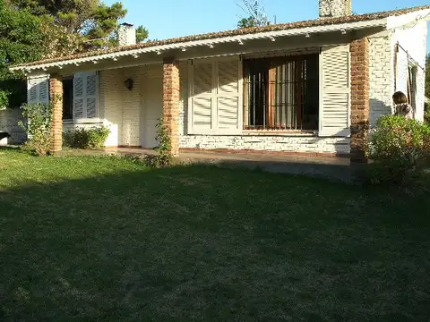 Excente propiedad emplazada en un lote de 911 metros cuadrados, vista al lago 