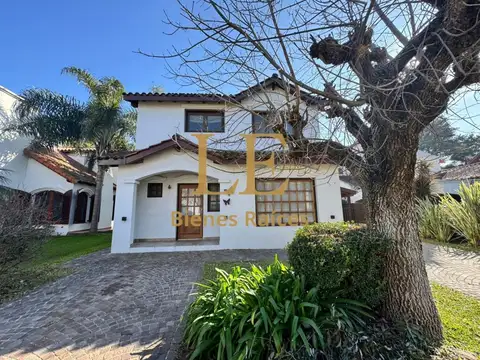 Casa 5 ambientes con 4 baños