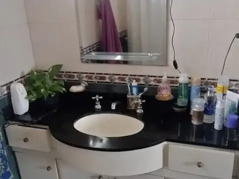 PH EN PLANTA ALTA DE 4 AMBIENTES TOTALMENTE INDEPENDIENTE.