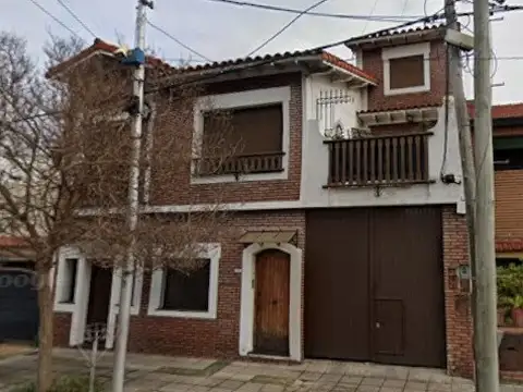 DEPARTAMENTO TIPO CASA EN PLANTA ALTA DE 4 AMBIENTES MAS GALPON EN PLANTA BAJA.
