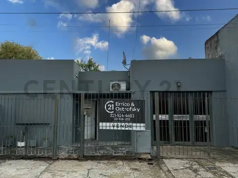 CASA EN VENTA SOBRE LOTE DE 10 X 50 CON 3 DORMITORIOS Y GARAGE