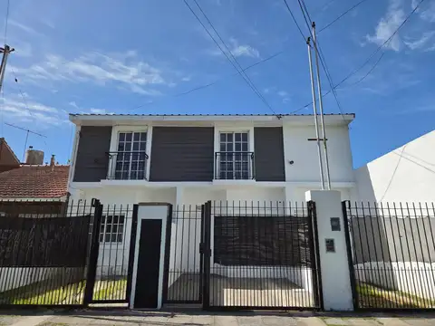 Duplex de cuatro ambientes reciclado con entrada de auto