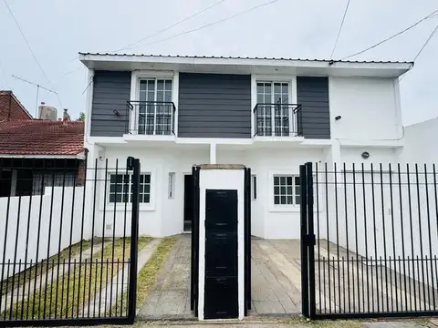 Duplex de cuatro ambientes reciclado con entrada de auto