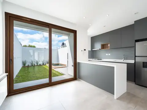 Casa de 2 dormitorios y cochera en venta en La Plata