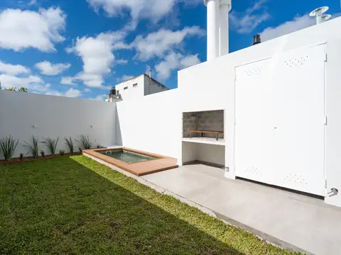 Casa de 2 dormitorios y cochera en venta en La Plata