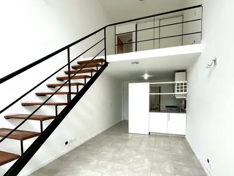 2 AMBIENTES TIPO LOFT . COCHERA TECHADA. BALCÓN CON PARRILLA