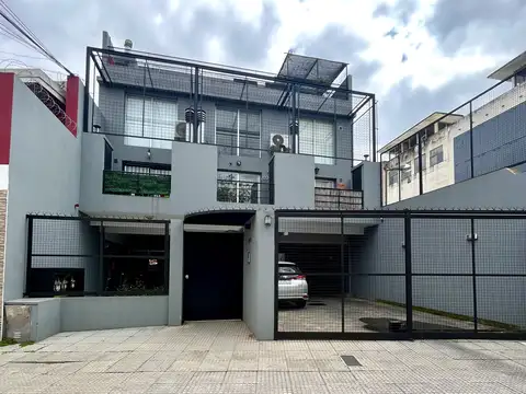 2 AMBIENTES TIPO LOFT . COCHERA TECHADA. BALCÓN CON PARRILLA