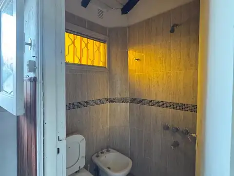 Casa 6 ambientes con 2 baños