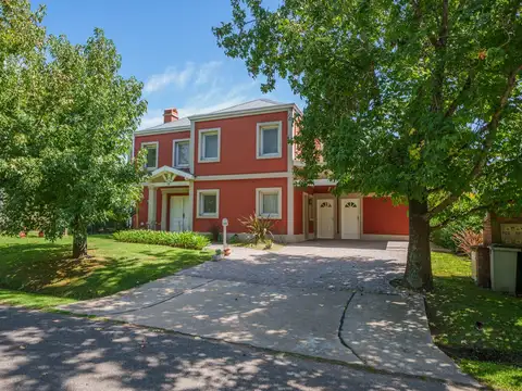 Casa en venta barrio Los Jazmines -Apto credito- 4 Ambientes