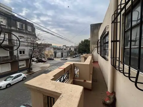Casa 6 ambientes con 2 baños
