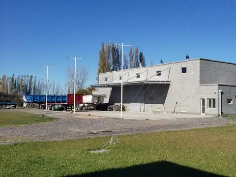 Alquilo Galpón 400m2 c/Oficina