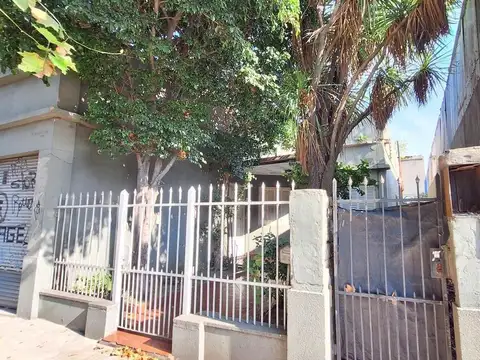 Terreno con casa al frente 3 ambientes y departamentos a reciclar al contrafrente