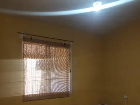 Casa en alquiler con 2 dormitorios y cochera en Ituzaingo