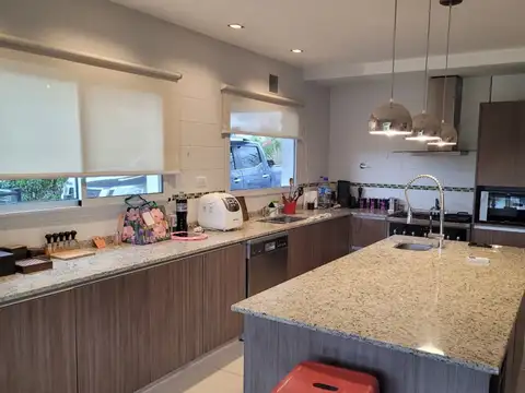Casa 5 ambientes con 3 baños