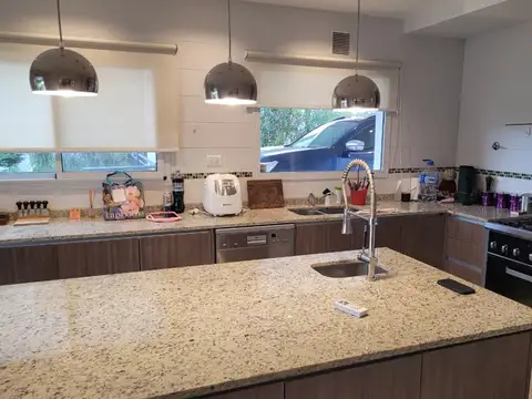 Casa en Alquiler en Loma Verde, USD 1.600