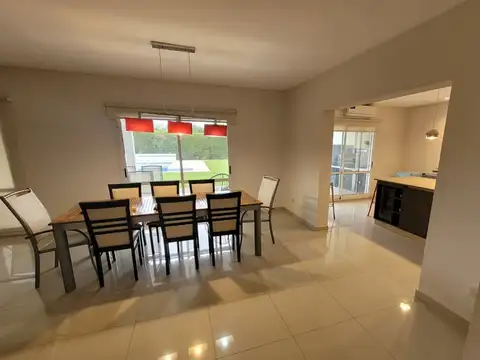 Casa en Alquiler con 2 cocheras