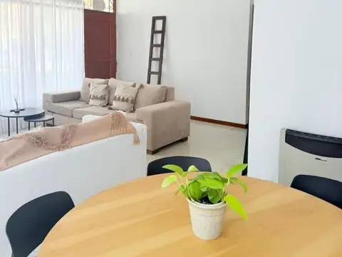 Casa en Alquiler con 1 cochera