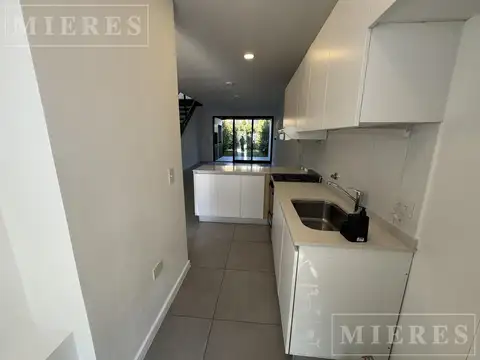Casa en Alquiler con 2 cocheras