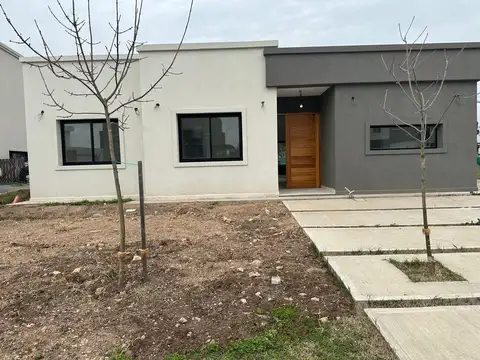 Casa  en Alquiler en Santa Lucia, Pilar del Este, Pilar