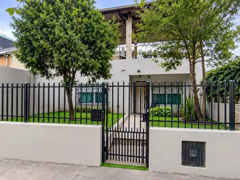 Casa en venta en Isidro Casanova, Santiago 5500 con departamento para posible renta