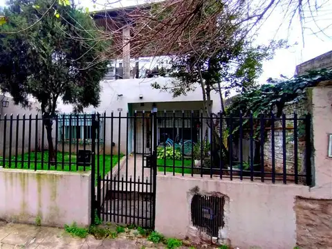 Casa en Venta en Isidro casanova, calle Santiago con departamento atras