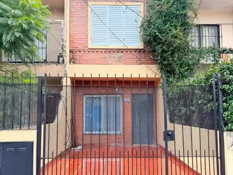 DUPLEX DE 3 AMBIENTES CON ENTRADA DE AUTO