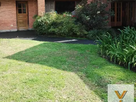 Casa en venta - 5 Dormitorios 4 Baños - Moreno