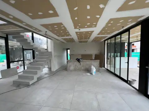 Casa en Venta con 4 cocheras
