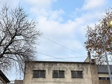 Se Vende Casa de 2 Plantas con Cochera, Terraza y Quinchos, a Pasos del Parque Avellaneda (Caba)