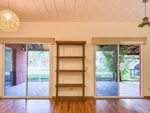 Casa en Alquiler con 1 cochera