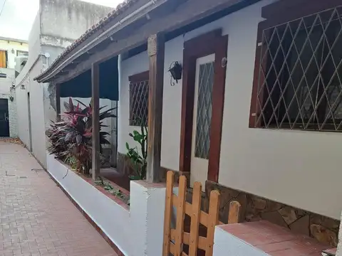 VENTA- CASA DOS DORMITORIOS - BARRIO INDUSTRIAL