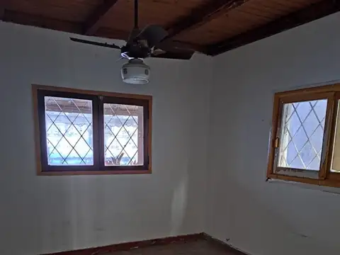 VENTA- CASA DOS DORMITORIOS - BARRIO INDUSTRIAL