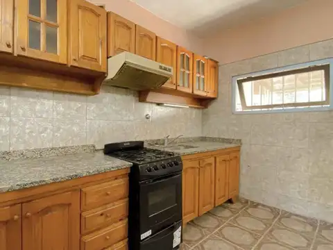 Casa 4 ambientes con 2 baños