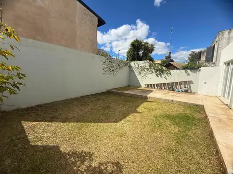 VENTA CASA 3 DORMITORIOS CON COCHERA Y PATIO VERDE APTA CREDITO - FISHERTON