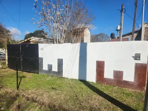 Casa 3 ambientes, con amplio terreno en venta.